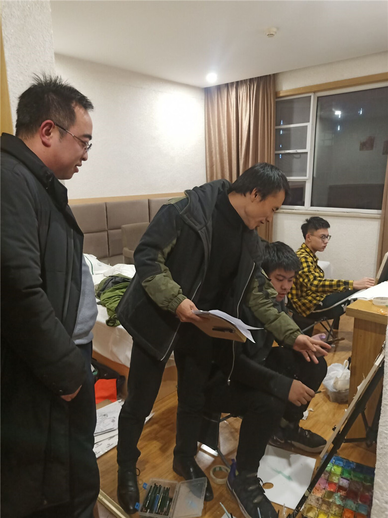 高2018級教師代表前往綿陽集訓點為美術(shù)藝考生加油