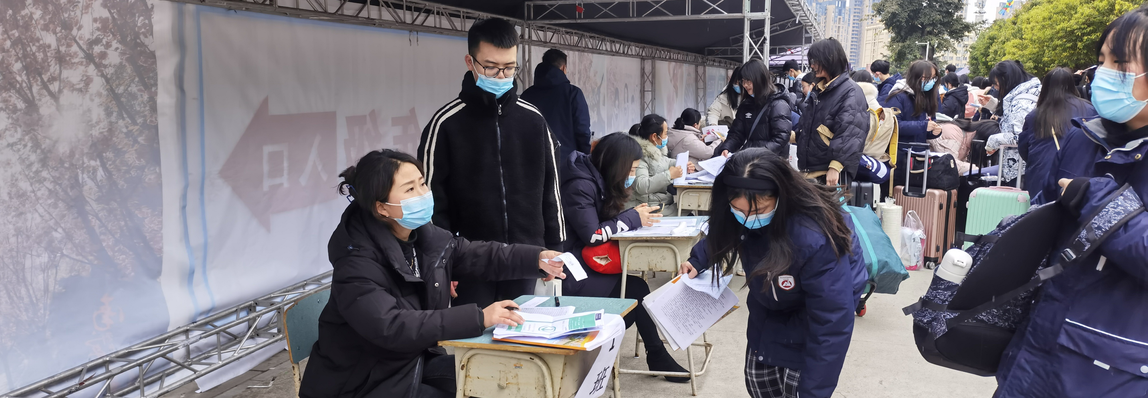 細(xì)雨連綿無斷絕， 腳步陣陣有回聲
